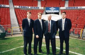 Kuvan herrasmiehet ovat vas. Yngve Sjöblom, Mikko Vuorela, Sir Bobby Charlton ja Lasse koistinen. Kuva on vuodelta 1997 u18-karsintaottelusta Englanti-Portugali. Ottelu pelattiin Buryssa ja mukana olivat mm. Michael Owen ja Nuno Gomes 